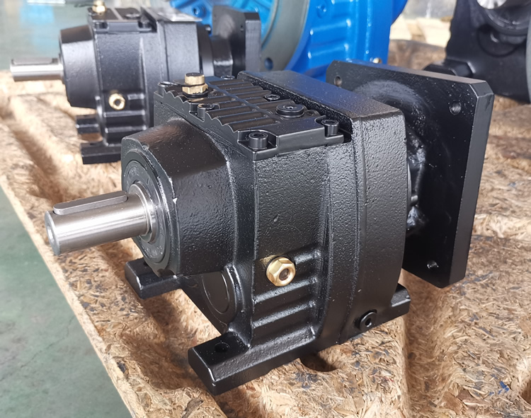 R37系列減速機的實物照片，輸入配伺服電機