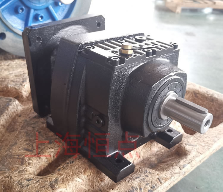 R37系列減速機的實物照片，輸入配伺服電機