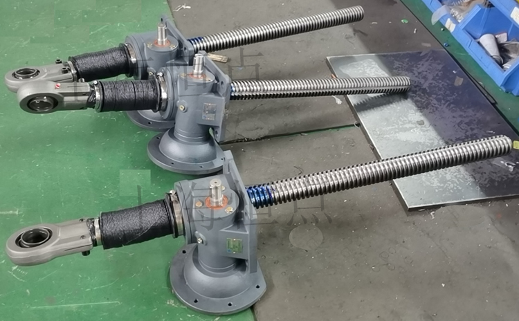 SWLD10升降機配關節軸承，配軟防護罩的實物圖